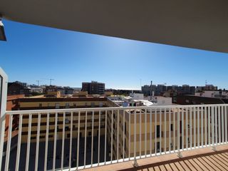 Pis  Carrer ramon y cajal. Piso alto con vistas y con potencial de reforma