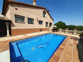 Casa  Carrer mas romeu. Exclusiva vivienda unifamiliar situada en sant miquel d’olèrdola