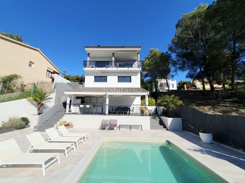 Foto 3f68c511-d877-42b2-abc6-53b110226752. Casa amb xemeneia calefacció aparcament piscina a Canyelles