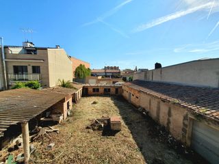 Reihenhaus  Avinguda del penedès. Finca urbana para reformar con 658 m² de parcela, gran patio y m