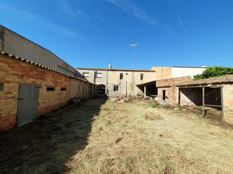 Foto 85f216d6-0e5f-409a-b69d-103148fbeb80. Casa adossada amb aparcament a Castellví de la Marca