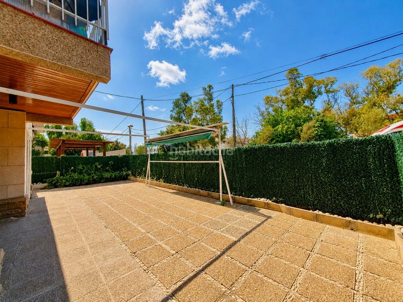 Planta baja  esquinera con jardín privado, orientación suroeste y piscina comunitaria en Vilanova i la Geltrú