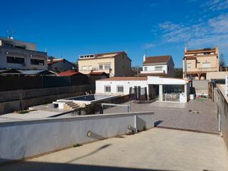 Casa  Avinguda de rocacrespa. Casa con piscina, gran parcela y amplias posibilidades