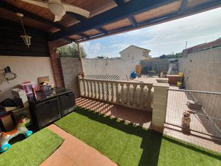 Casa adossada  Carrer del pedraforca. Casa adosada con estudio, jardín y gran terraza en el centro de