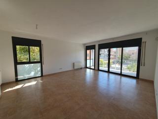 Pis  Plaça de ca l'escori. Piso esquinero de 4 habitaciones, soleado y luminoso, con terraz