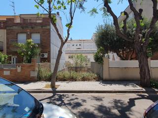 Terreny residencial a Carrer de joan ricart 58. Solar edificable cerca de la rambla exposición, sector la bòvila