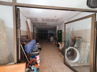 Local commercial à Sant Joan. Amplio local con dos accesos en zona de paso