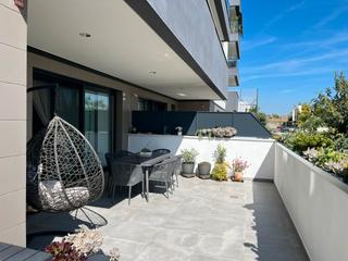 Piano terra  Carrer del rossinyol. Planta baja orientación sur, con 2 terrazas y licencia turística
