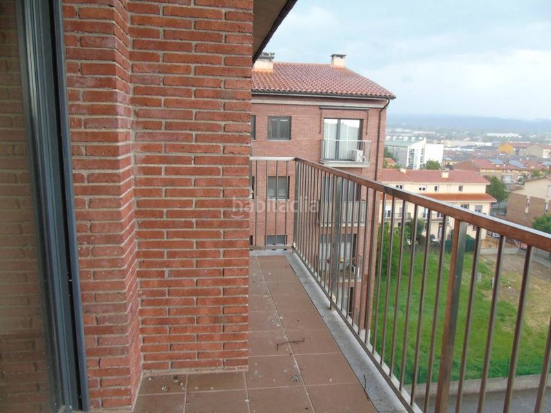 Foto c8ea8a19-8304-487b-8b1c-15438a2e8fc2. Dúplex amb calefacció a Manlleu