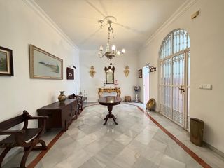 Casa in Avenida de juan carlos i 2. Casa en venta con piso independiente en pleno centro de aznalcáz