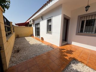 Towny house  Calle la gira. Chalet de una sola planta pareada en venta en bollullos de la mi