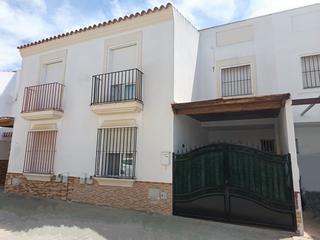Casa adossada  Calle santa ángela de la cruz. Kontigo servicios inmobiliarios s.l.u.  pone a la venta una fant