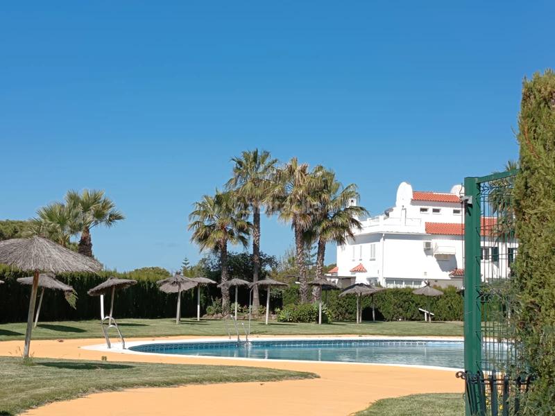 Foto c736b7b9-e319-4c2d-bb2f-128e2fab0db7. Casa adosada espectacular casa pareada con piscina comunitaria a la venta – cartaya (urb. los enebros) lista para entrar a vivir en El Rompido