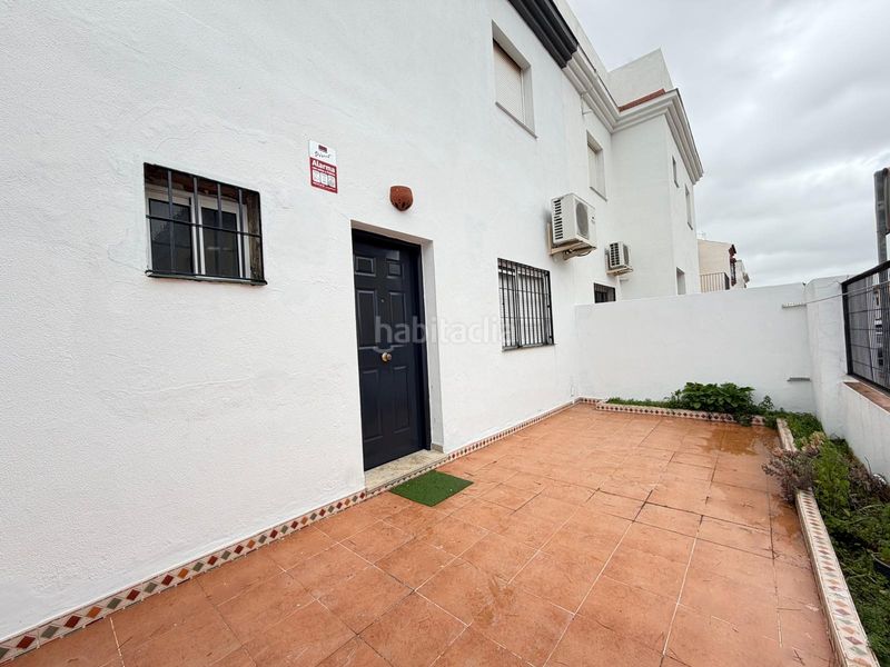 Foto 0dc09f3f-bd8b-4aa6-bb95-a63a65dbbd3d. Casa a schiera con parcheggio in Bollullos de la Mitación