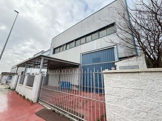 Capannone industriale in Avenida umbrete 84. Nave industrial (oficinas/almacen) en venta en poligono p.i.b.o.