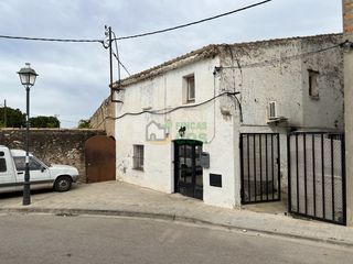 Casa en Castellet i la Gornal. Casa en venta con huerto-jardín grande, al final del pueblo vist