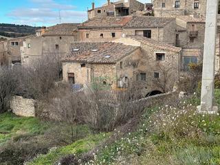 Casa  Carrer major. Casa de pueblo situada en un encantador pueblo medieval con jard