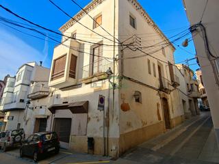 Casa  Carrer ginestar. Gran casa de pueblo en venta con patio en mora d'ebre, muy bien