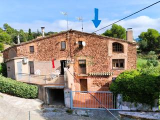 Casa aparellada  Avinguda del solei. La masía en perfecto estado de estructura y tejado, dispone de a
