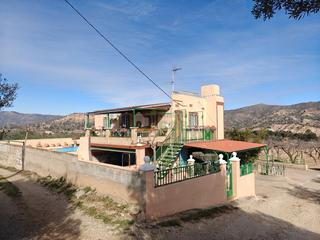 House in Riba-roja d´Ebre. Casa de campo en venta con  6.200 m2 de terreno en un lugar verd
