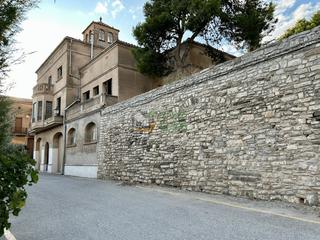 Casa a Cervera. Casa pairal con torreón y dos viviendas independientes, en un pi