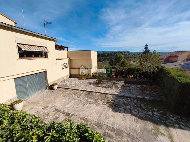 Foto a5990be6-96cc-45cc-910b-1ad138666962. Haus mit kamin heizung parking in Castellgalí