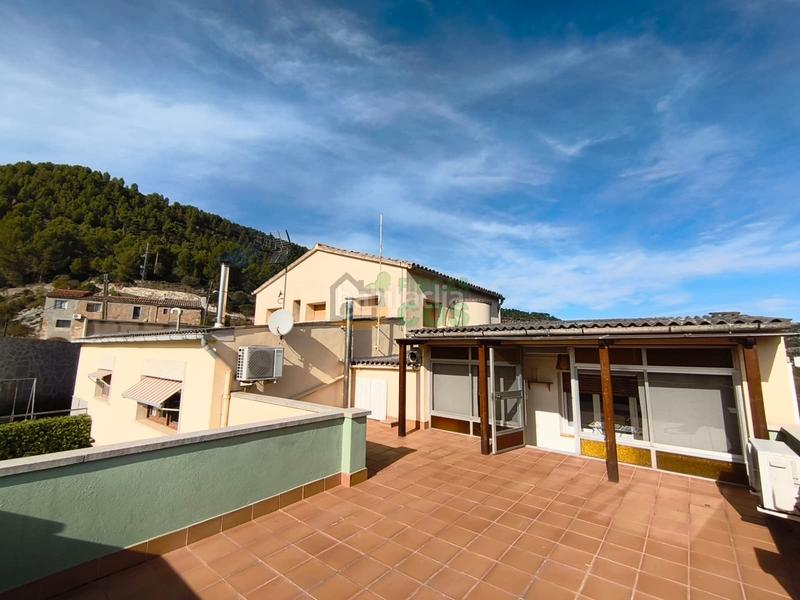 Foto ad6263e6-8fd3-43d4-a678-5ca2b57fc37c. Haus mit kamin heizung parking in Castellgalí