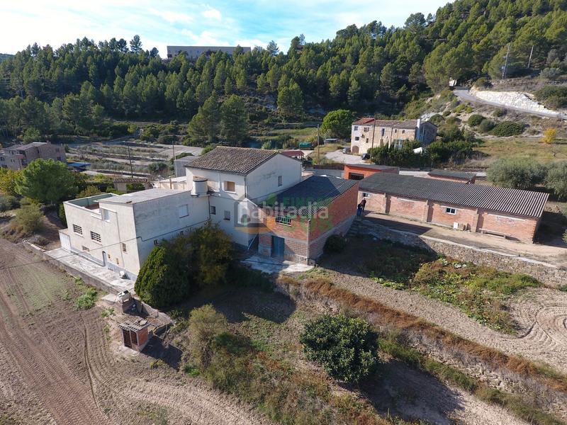 Foto d9f8805f-f519-4ff3-af88-8c894b80e1ec. Haus mit kamin heizung parking in Castellgalí