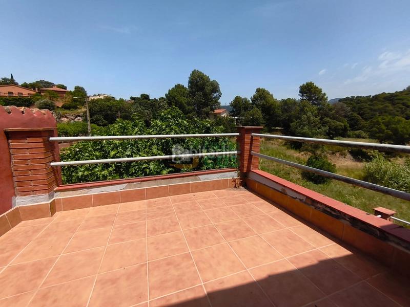 Foto 9bd346fd-b2d7-43b3-aafc-b49ff1e9a0a0. Casa amb xemeneia aparcament a Rellinars