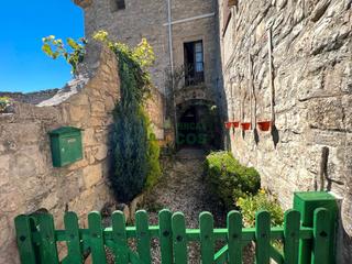 Maison à Savallà del Comtat. Casa de pueblo en venta, de piedra con patio y terreno, amplias