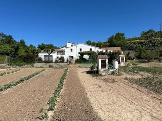 House  Carrer major. Casa de campo en venta con 3.900 m2 de terreno llano con jardín,