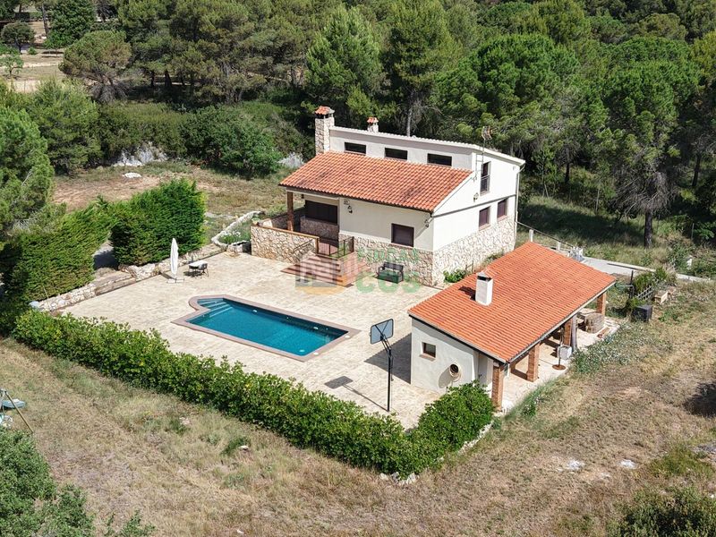 Foto 00edb851-a31f-450a-984d-a64f026b50b6. Casa amb xemeneia aparcament piscina a Pontons
