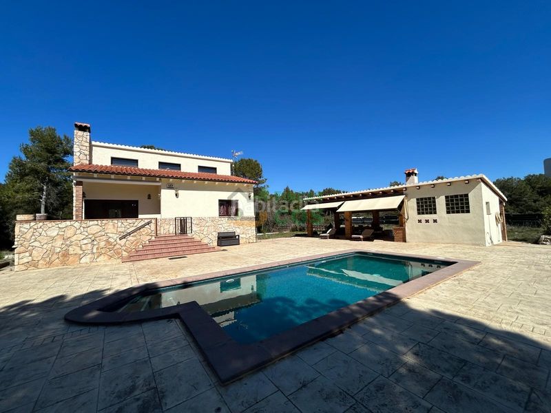 Foto 9d0f0580-557c-4fac-a33b-6535dad75ea3. Casa amb xemeneia aparcament piscina a Pontons