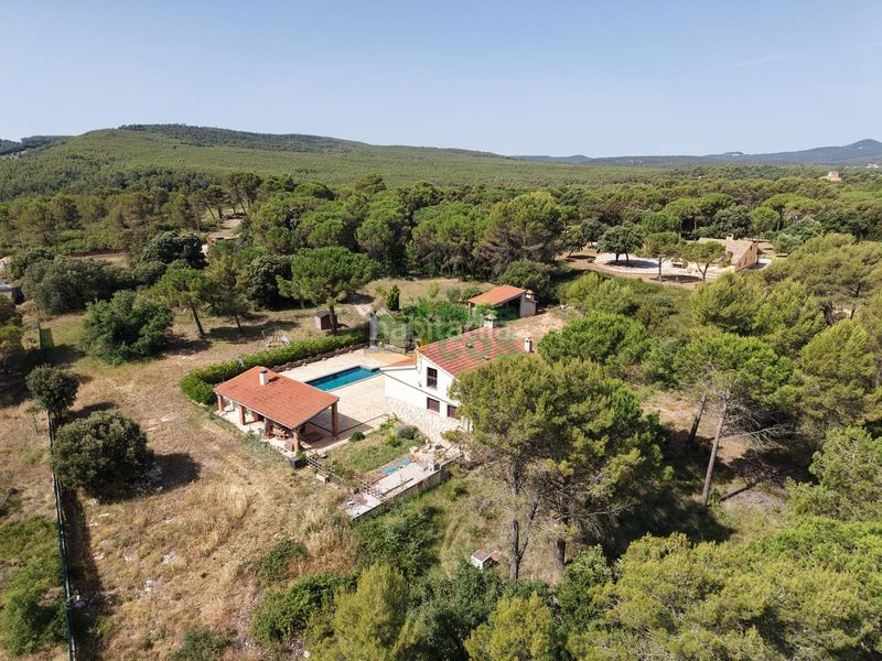 Foto bd5840db-7bae-48bc-9acd-289475479f07. Casa amb xemeneia aparcament piscina a Pontons