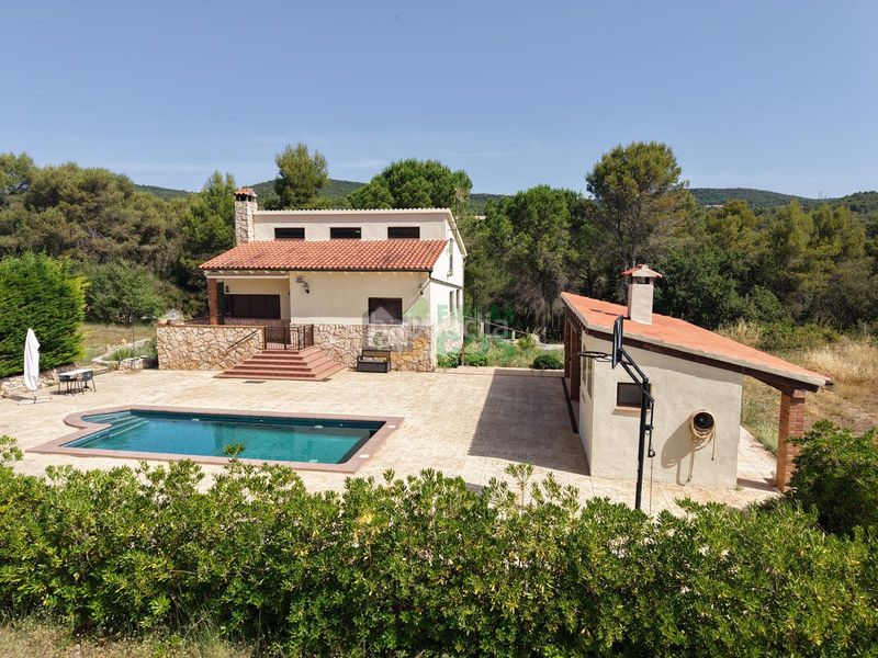 Foto d1dbf71b-467a-4904-853b-d3457f6d578e. Casa amb xemeneia aparcament piscina a Pontons