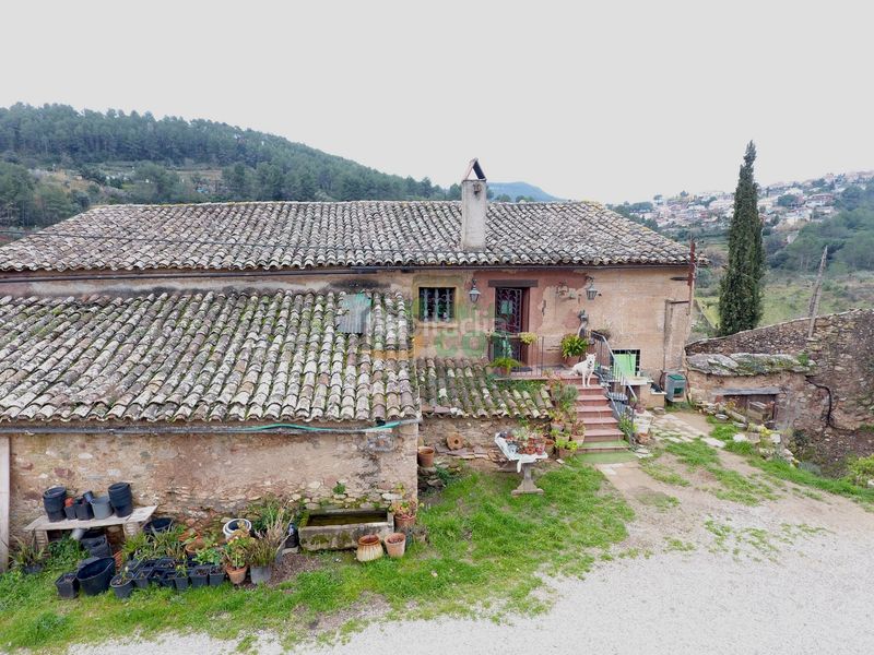 Foto c7eb6d63-bdcc-4b2d-92e2-d9248a29c23c. Casa amb xemeneia calefacció aparcament a Corbera de Llobregat