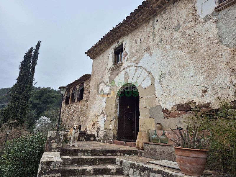 Foto cf16dc5d-fef7-4949-8e1f-e7d279d8b1e7. Casa amb xemeneia calefacció aparcament a Corbera de Llobregat