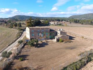 House  Carrer de florenci valls. Masía en venta de 700 m2, con 2.800m² de jardín llano, para entr