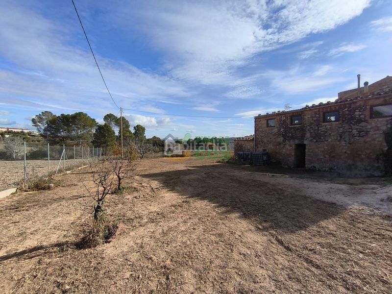 Foto 74f1c2c5-1bd1-4dab-b9cb-4beed2a00d53. Casa amb xemeneia aparcament a Poble Sec Igualada