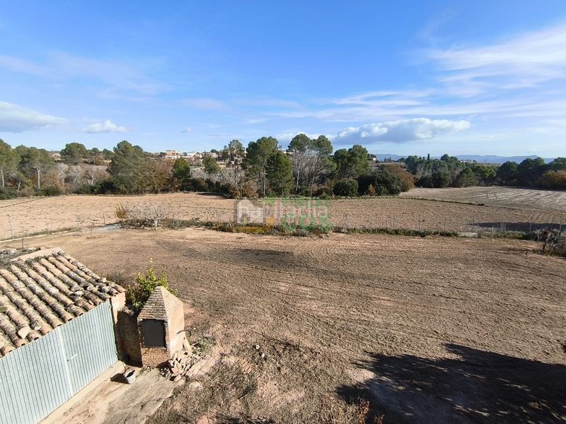 Foto 9fa7feba-6f25-4027-a04c-c185733ff6ed. Casa amb xemeneia aparcament a Poble Sec Igualada