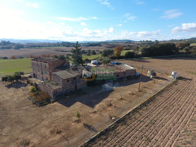Foto ca87595a-548e-4a3d-b9ae-167279102c3d. Casa amb xemeneia aparcament a Poble Sec Igualada