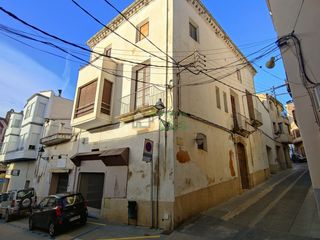 Casa a Móra d´Ebre. Gran casa de pueblo en venta con patio en mora d'ebre, muy bien