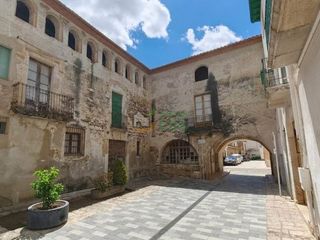 Casa a Vilallonga del Camp. Casa señorial en venta con patio, 950 m2 construidos muy bien si
