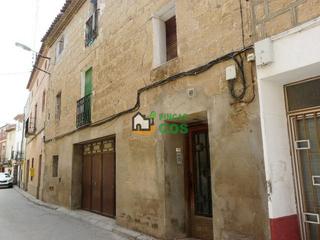 Casa a Carrer major 46. Gran casa pairal con 250 m2 de jardín en un pueblo con servicios