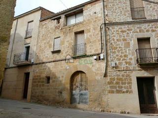 Casa a Plaça de l'església 24. Casa de piedra en venta  con patio en el centro del pueblo. bien