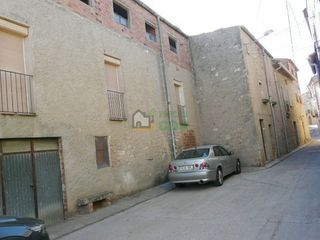 Casa en Carrer major 8. Casa de pueblo en venta con terreno y almacenes, a dos calles, e