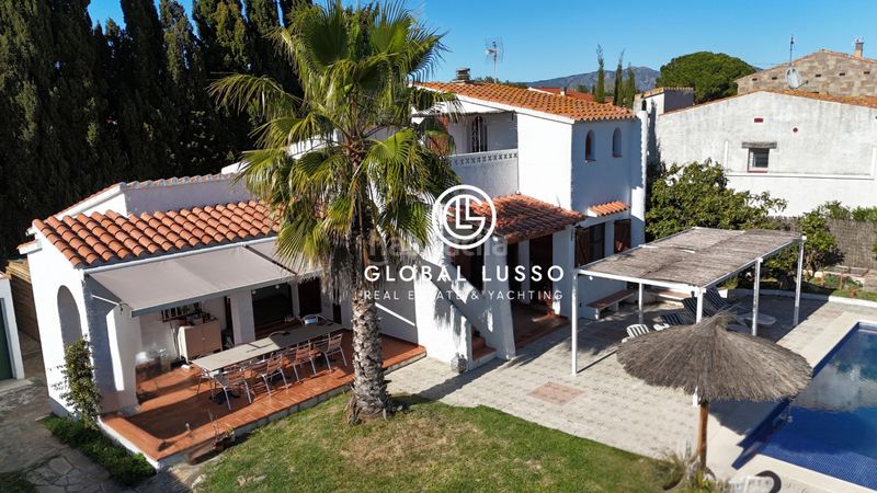 Foto 3b801dd1-8daa-42fb-b412-5940e515aa17. Casa amb xemeneia calefacció aparcament piscina a Castelló d´Empúries