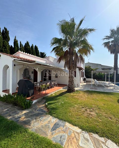Foto 73187f20-1176-49ed-95ce-f11398bcb621. Casa amb xemeneia calefacció aparcament piscina a Castelló d´Empúries
