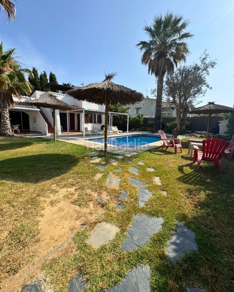 Foto da7d2629-72b8-44b7-ad1f-6068cbdf0344. Casa amb xemeneia calefacció aparcament piscina a Castelló d´Empúries