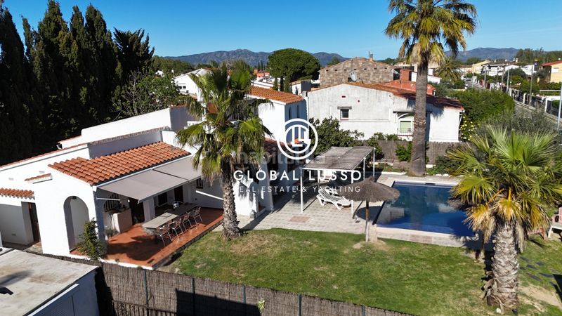 Foto 9a9bb20a-081b-4dbe-acb1-5d1ecf750e14. Casa amb xemeneia calefacció aparcament piscina a Castelló d´Empúries